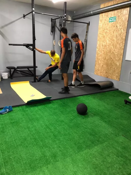 Студия персональных тренировок "Fitroom.ru".