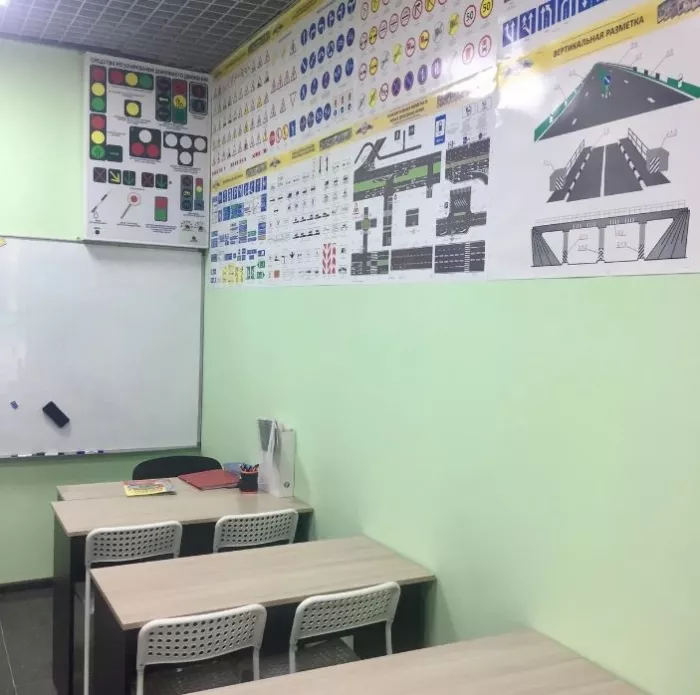 Автошкола "Автопрестиж" на улице Шеболдаева, 15.