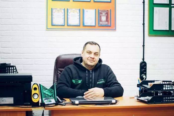 Автошкола "Развитие" на улице Лелюшенко, 7Б.