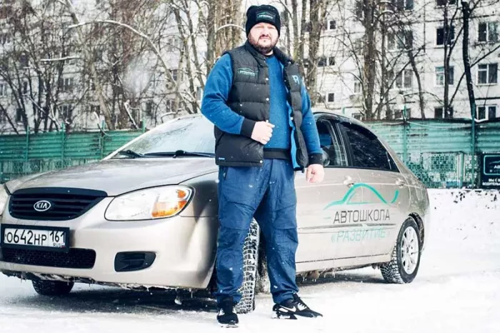 Автошкола "Развитие" на улице Лелюшенко, 7Б.