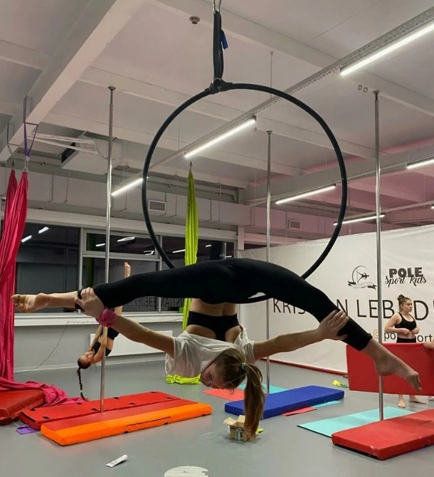 Воздушная гимнастика "Pole sport".
