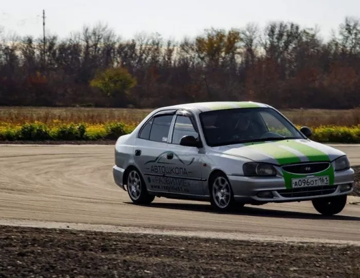 Автошкола "Развитие" на переулке Днепровский, 109А.