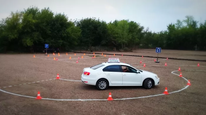 Автошкола "Развитие" на проспекте Ленина, 102А.