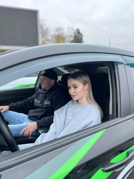 Автошкола "Развитие" на проспекте Ленина, 102А.