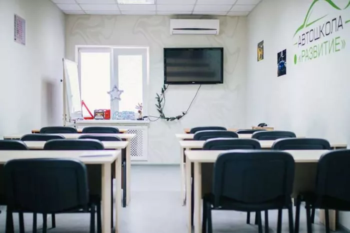 Автошкола "Развитие" на улице Металлургическая, 113.