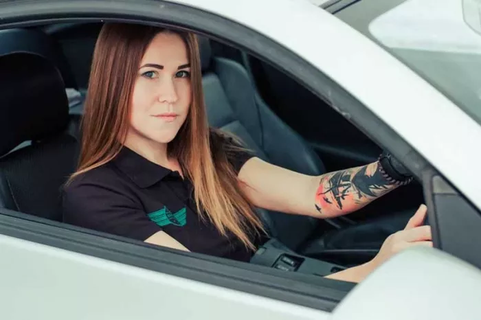 Автошкола "Развитие" на улице Большая Садовая, 126.