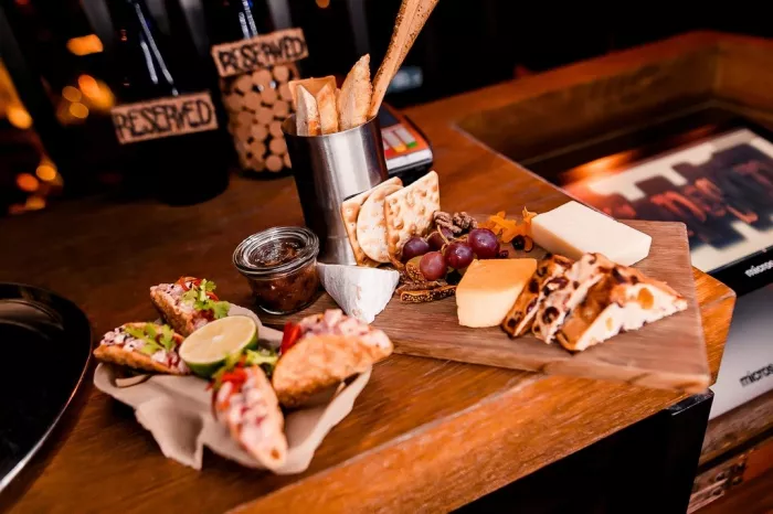 Бар "Grapeskin Grape Bar and Kitchen"