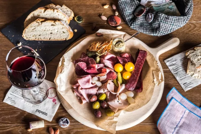 Бар "Grapeskin Grape Bar and Kitchen"