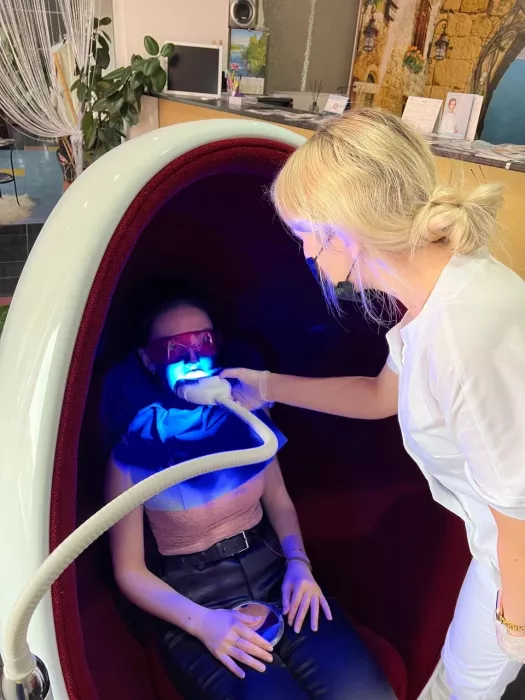 Студия отбеливания зубов "White & Smile".