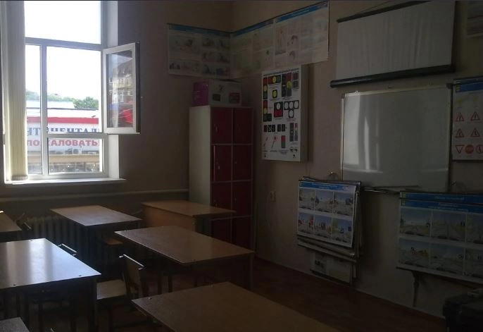 Автошкола "Мосавто" на улице Извилистая, 17.