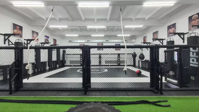 Зал единоборств "IPFC Dojo".