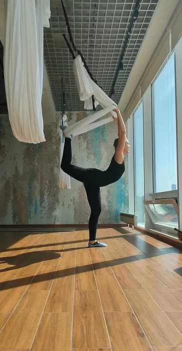 Студия воздушной йоги "Aura".