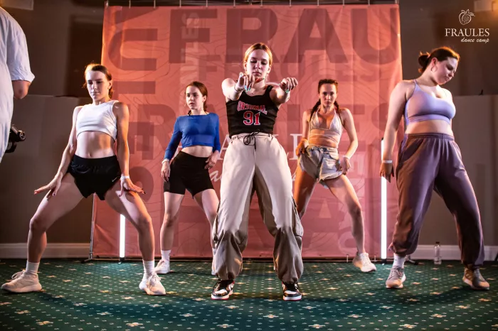 Центр танцев "Fraules dance centre"
