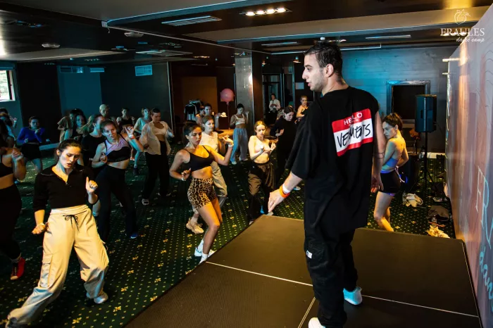 Центр танцев "Fraules dance centre"