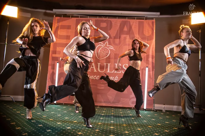 Центр танцев "Fraules dance centre"