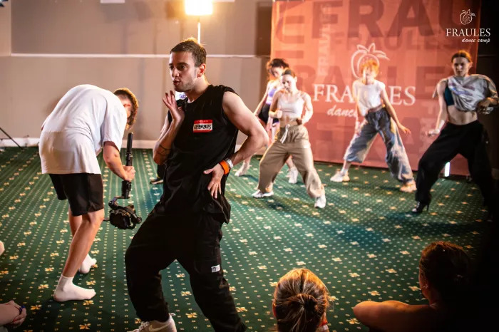 Центр танцев "Fraules dance centre"