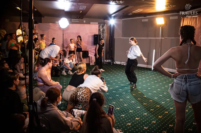 Центр танцев "Fraules dance centre"