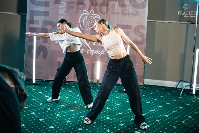 Центр танцев "Fraules dance centre"