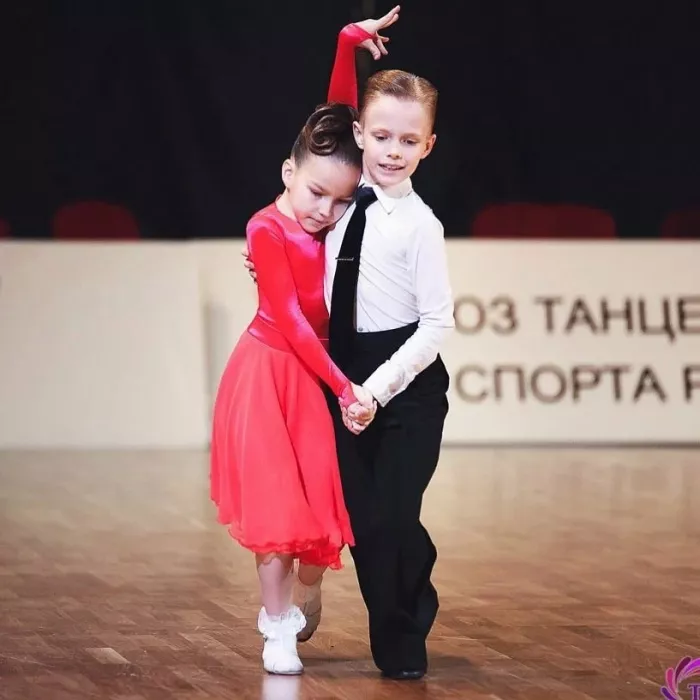 Танцевальный центр "Локомотив"