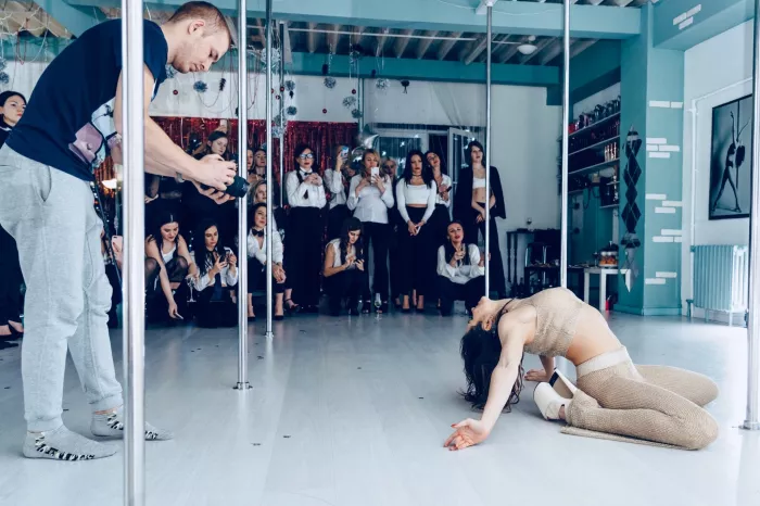 Школа танцев и растяжки "Kiwi space pole dance"