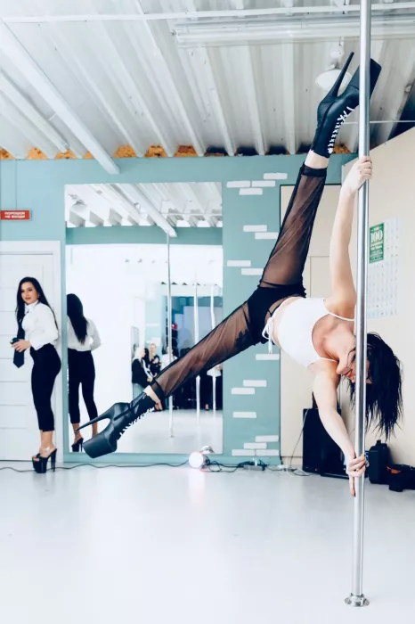 Школа танцев и растяжки "Kiwi space pole dance"