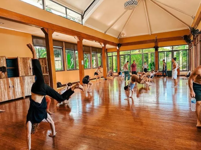 Студия Йоги «The Yoga Barn»