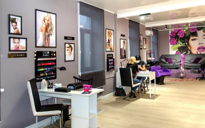 Салон красоты "Benefit Cosmetics Brow Bar Lounge"