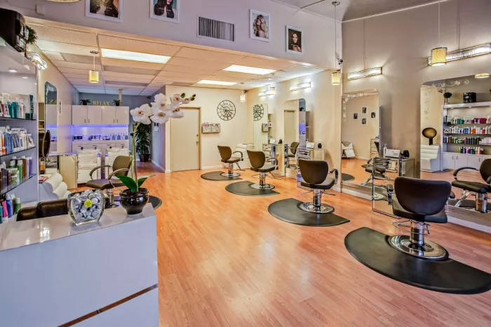 Салон красоты "Benefit Cosmetics Brow Bar Lounge"