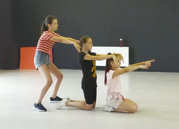 Студия детского развития и танцев "Art motion"