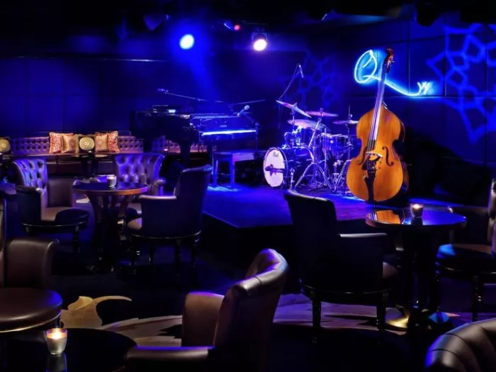Джаз-клуб под управлением Квинси Джонса “Q's Lounge”