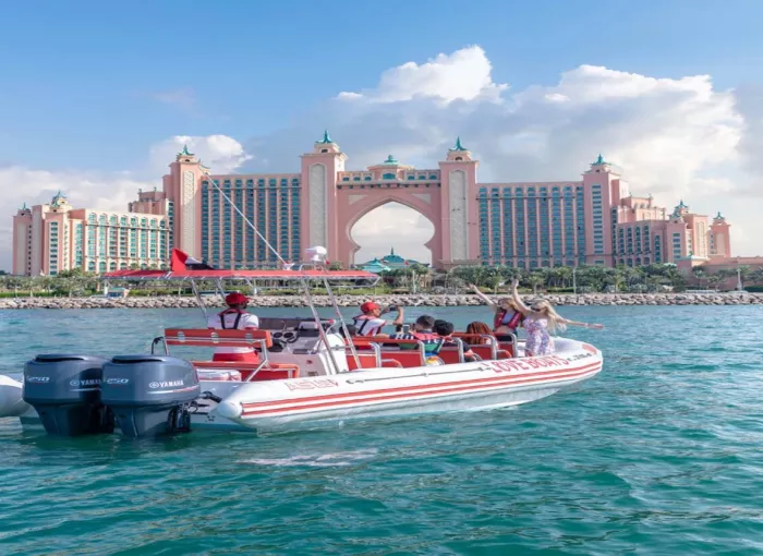 Тур по достопримечательностям на катере “Love Boats”