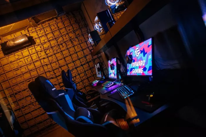 Компьютерный клуб "Forward Gaming"