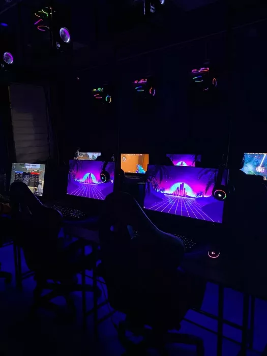 Компьютерный клуб "CyberWave"