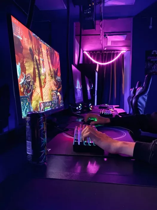Компьютерный клуб "CyberWave"