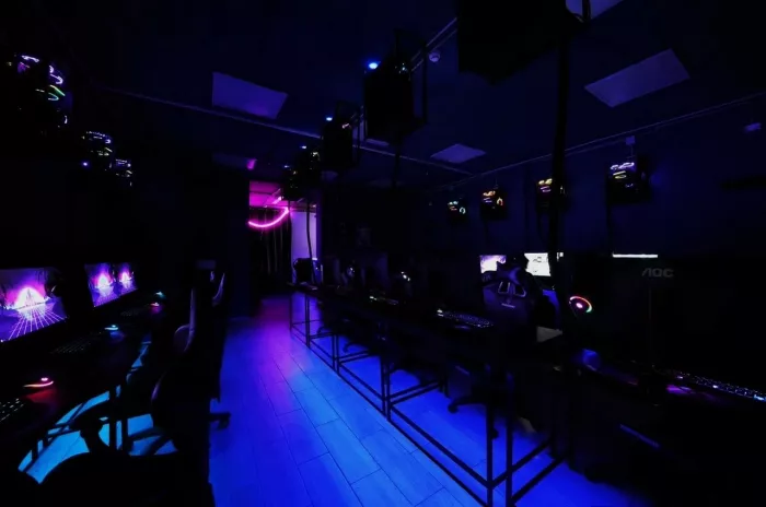 Компьютерный клуб "CyberWave"