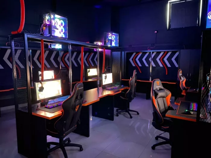 Компьютерный клуб "FeniiiX.GG"