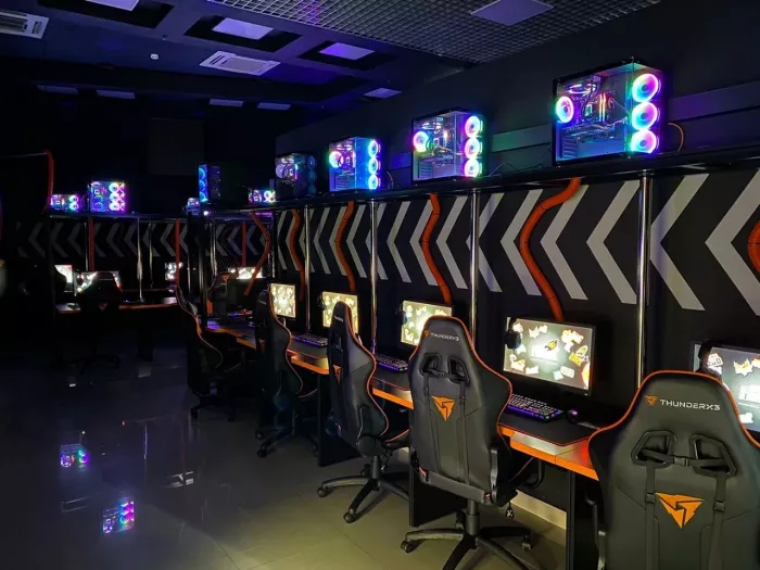 Компьютерный клуб "FeniiiX.GG"