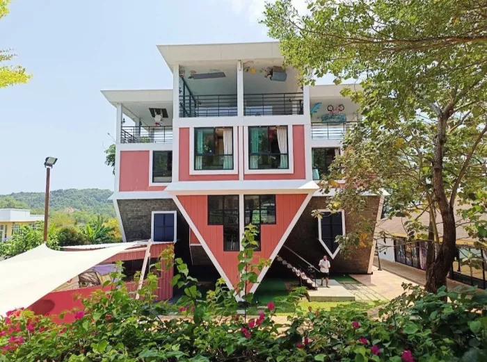 Музей «The Upside Down House»