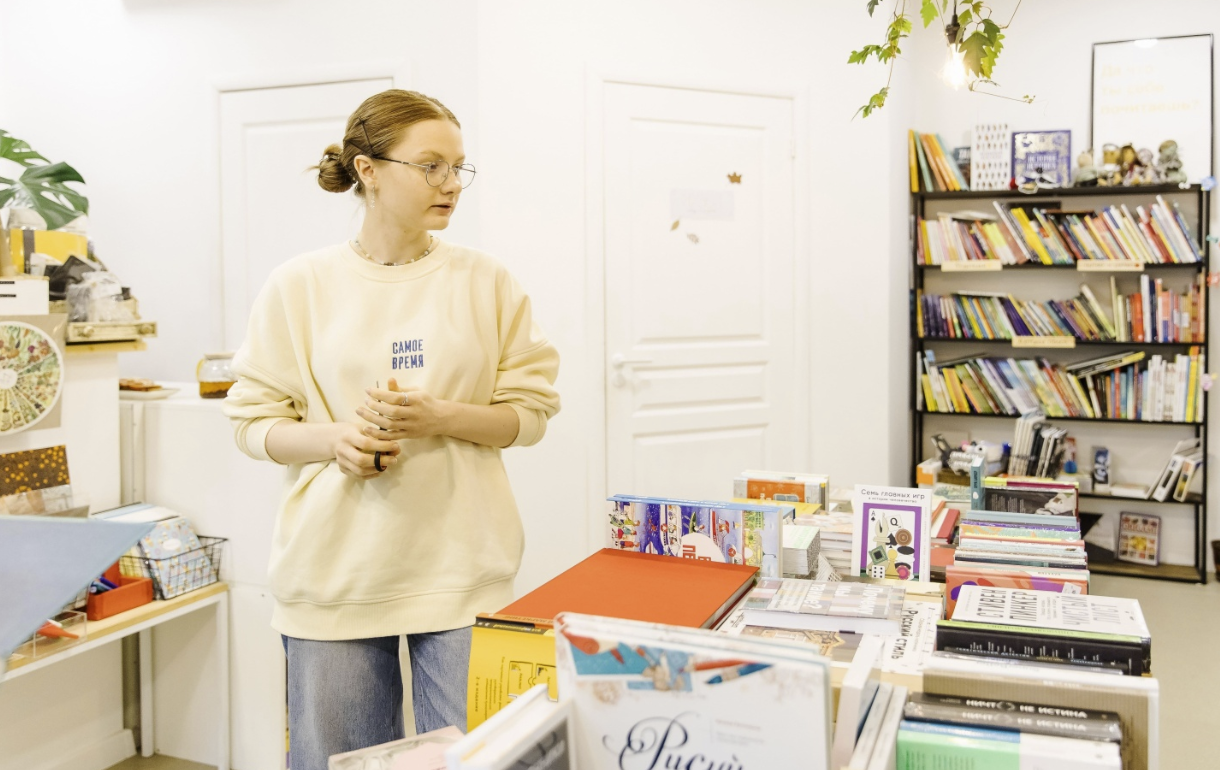 ​Книжный магазин и кофейня "Перед прочтением сжечь"