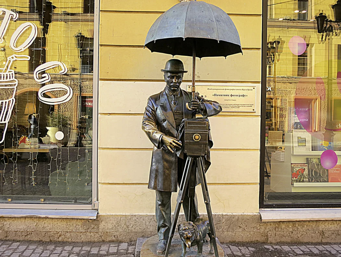 Памятник «Петербургский фотограф» 