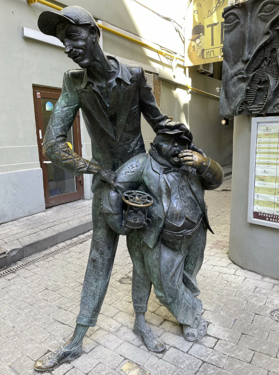 Памятник "Коровьёв и кот Бегемот"