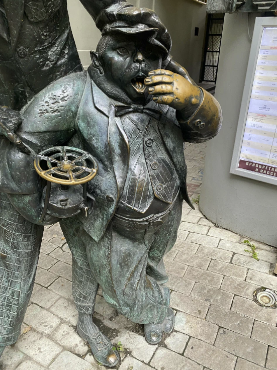 Памятник "Коровьёв и кот Бегемот"