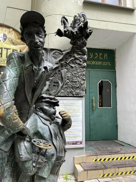 Памятник "Коровьёв и кот Бегемот"