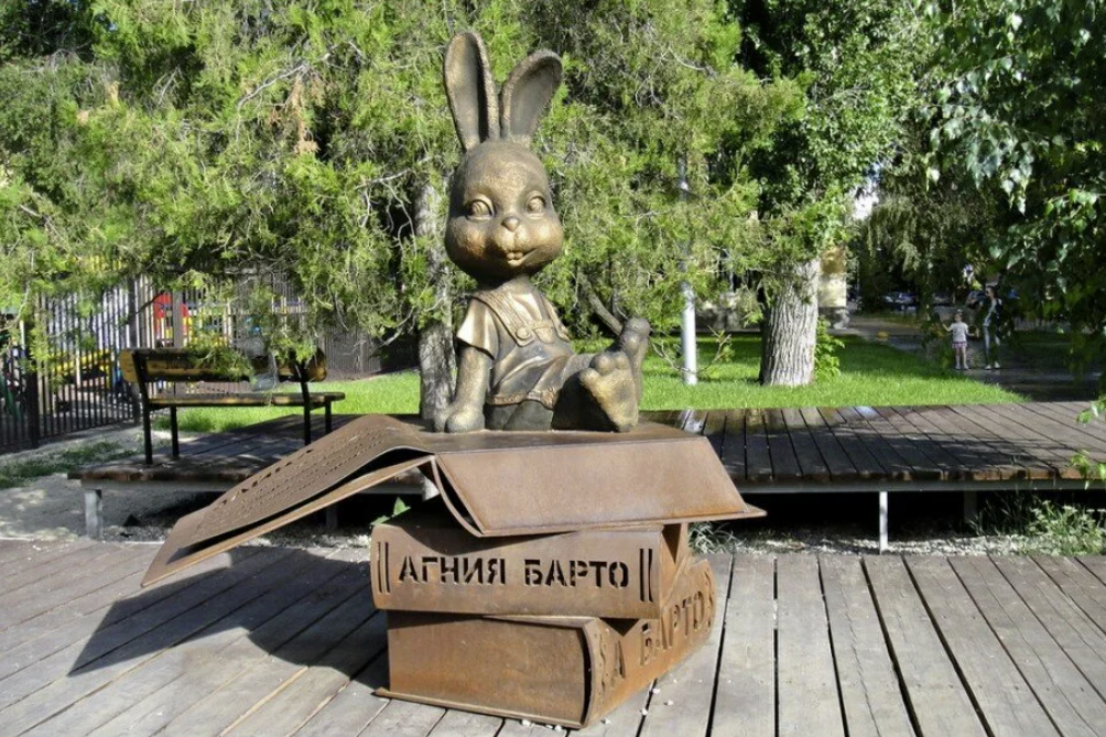 Скульптура "Зайка Агнии Барто"